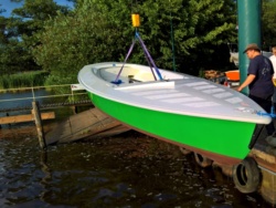 Der grüne Zugvogel wird ins Wasser gekrant