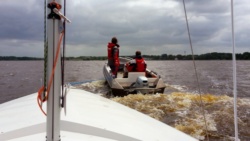 Motorboot zieht Boote
