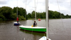 Boote vor Anker bei der DLRG
