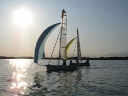 Segeln im Sonnenuntergang