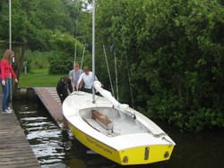 Boot ins Wasser lassen