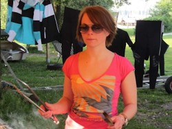 Frau am Grill